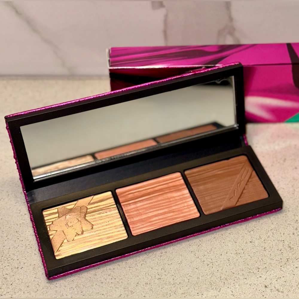 MAC Shiny Pretty Things Face Compact: Medium/Deep